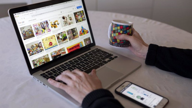 ep archivo   una persona compra con su telefono movil y ordenador