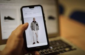 ep archivo   una persona observa en su movil articulos de moda en la pagina de un comercio online de