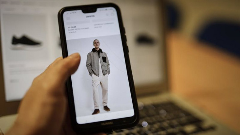 ep archivo   una persona observa en su movil articulos de moda en la pagina de un comercio online de
