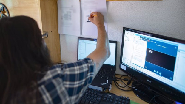 ep archivo   una persona teletrabajando desde su casa