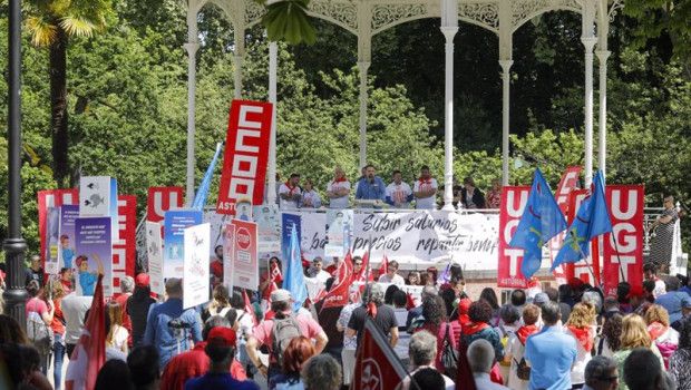 ep archivo   varias personas acuden a un mitin de los sindicatos ugt y ccoo por el dia del