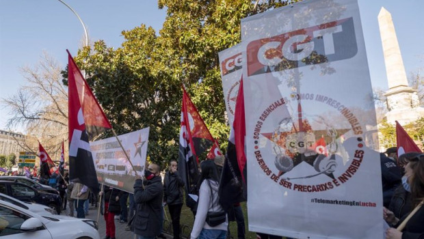 ep archivo   varias personas con banderas de cgt en una concentracion para denunciar el bloqueo de