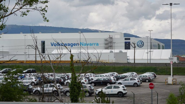 ep archivo - vista de vehiculos producidos en la fabrica de volkswagen navara