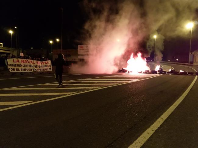 Barricada incendiaria tras el encierro plantilla en La Naval, | SINDICATO CAT ep barricada incendiariaencierro plantillala naval
