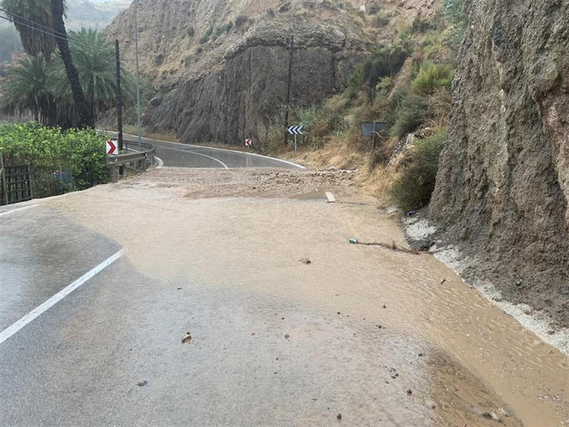 ep carretera anegada de agua a causa de las lluvias