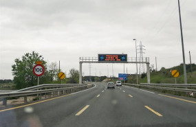 ep cartel luminoso en una carretera en el que se lee prohibido viajes no justificados durante el