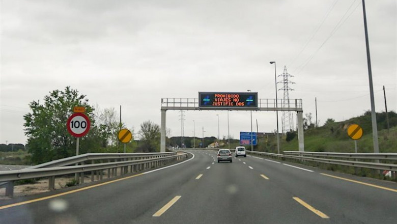 Cartel luminoso en una carretera en el que se lee 'Prohibido viajes no justificados', durante el sexto día de confinamiento desde que el Gobierno decretó el estado de alarma, en Madrid (España) a 20 de marzo de 2020. | Ricardo Rubio - Europa Press ep cartel luminoso en una carretera en el que se lee prohibido viajes no justificados durante el