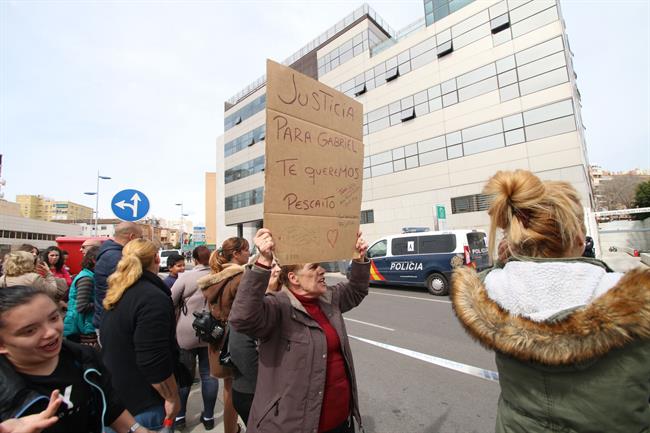 Ciudadanos se manifiestan ante la Ciudad de la Justicia de Almería | EUROPA PRESS ep ciudadanosmanifiestanla ciudadla justiciaalmeria