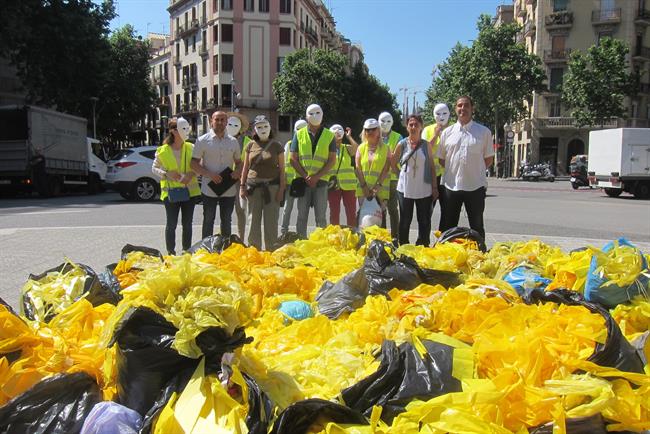 El colectivo Brigadas de Limpieza retirar lazos de plástico amarillo | Europa Press - Archivo ep colectivo brigadaslimpieza retirar lazosplastico amarillo