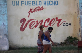 ep dos mujeres caminan por una calla de la habana cuba