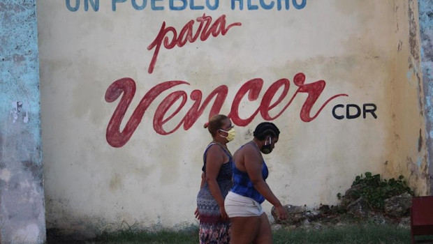 ep dos mujeres caminan por una calla de la habana cuba