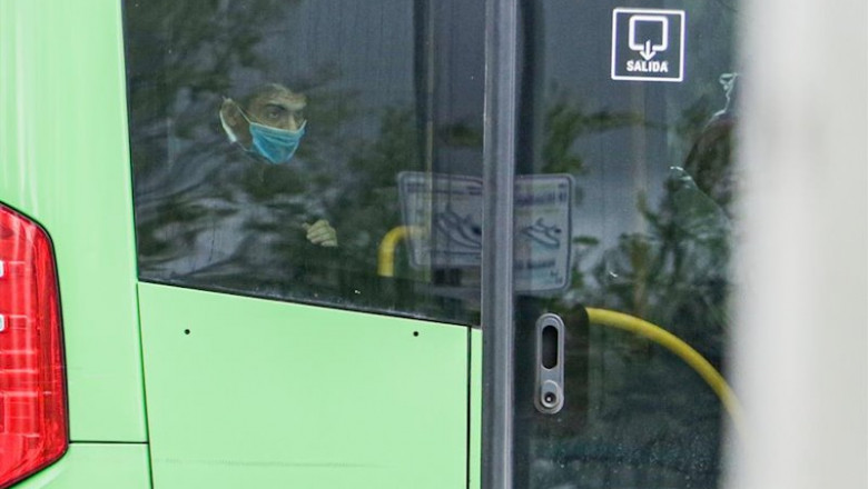 Dos policías militares al lado de uno de los autobuses cuyos pasajeros son pacientes contagiados con coronavirus que van del Hospital 12 de Octubre hacia el Hospital de Campaña de IFEMA, en Madrid, (España), a 1 de abril de 2020. | Ricardo Rubio - Europa Press ep dos policias militares al lado de uno de los autobuses cuyos pasajeros son pacientes contagiados