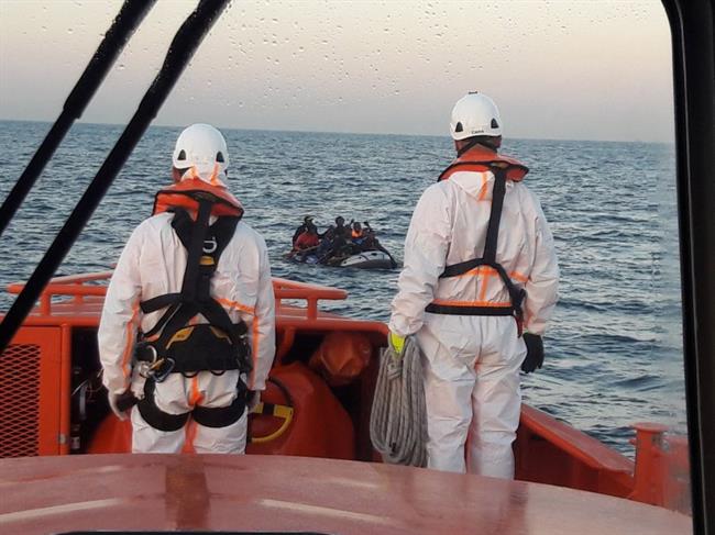 Efectivos de Salvamento ante el rescate de una patera | SALVAMENTO MARÍTIMO ep efectivossalvamentorescateuna patera