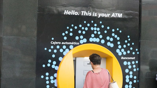 ep exterior de un cajero de caixabank