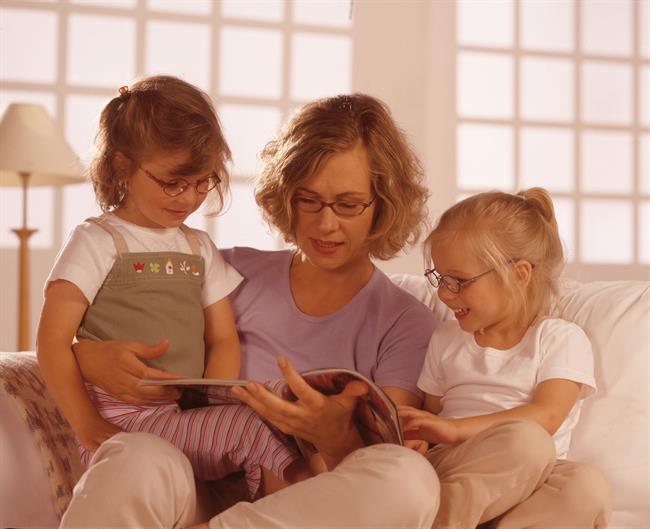 ep familia madre ninas gafas leer