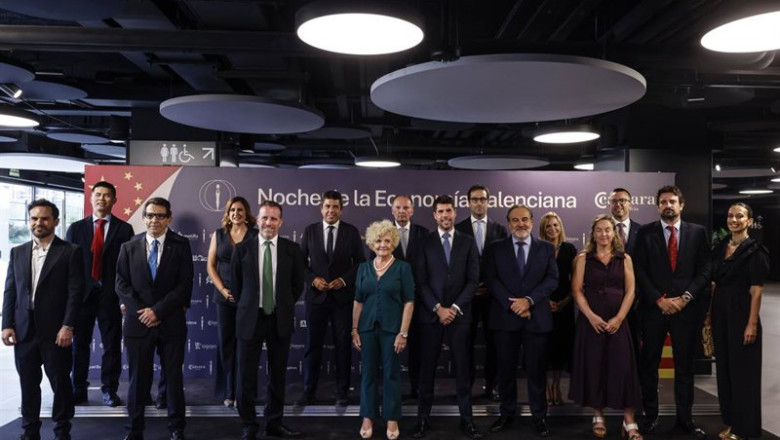 ep foto de familia durante la noche de la economia valenciana