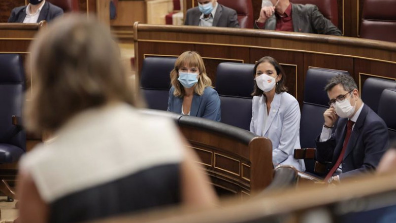 (I-D) La ministra de Educación , Pilar Alegría; la ministra de Industria, Reyes Maroto; y el ministro de la Presidencia, Félix Bolaños, escuchan una intervención en una sesión de control al Gobierno en el Congreso | Eduardo Parra - Europa Press ep i d la ministra de educacion pilar alegria la ministra de industria reyes maroto y el ministro de