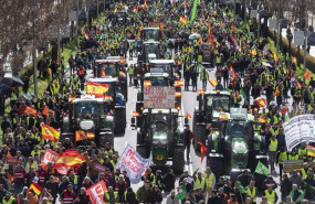 ep la manifestacion de agricultores y tractores en el paseo de la castellana continua su marcha