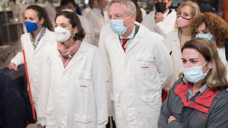 La ministra de Industria, Comercio y Turismo, Reyes Maroto, en su visita a las instalaciones industriales de Cepsa en Palos de la Frontera (Huelva). | CEPSA HUELVA ep la ministra de industria comercio y turismo reyes maroto en su visita a las instalaciones