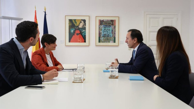 ep la ministra de vivienda y agenda urbana isabel rodriguez en un encuentro con el embajador de