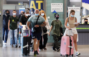ep llegada masiva de turistas de varias nacionalidades al aeropuerto de la capital para disfrutar