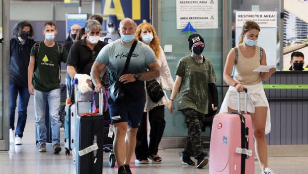 ep llegada masiva de turistas de varias nacionalidades al aeropuerto de la capital para disfrutar
