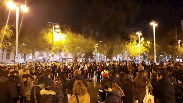 ep los acampados de plaza universitat trasladan su asamblea a sant jaume como protesta por el