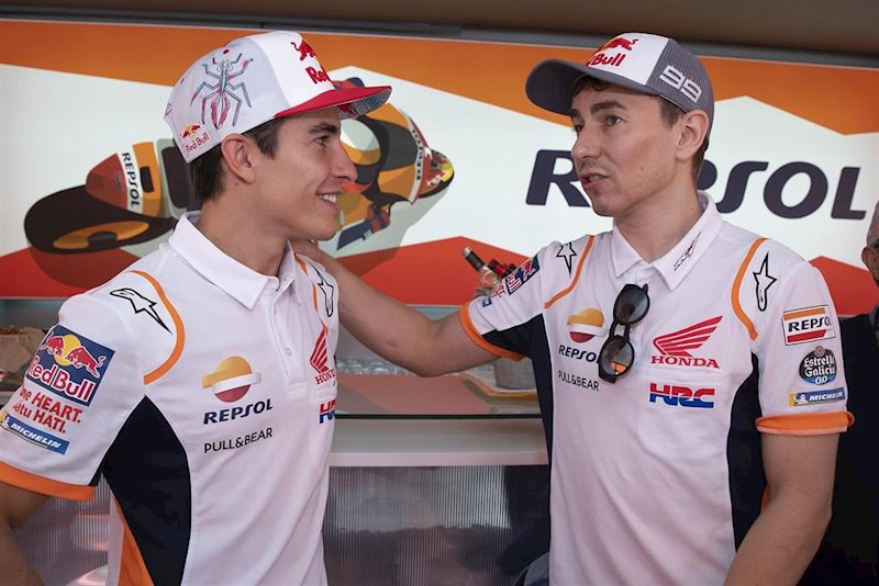 ep los pilotos espanoles marc marquez y jorge lorenzo conversan