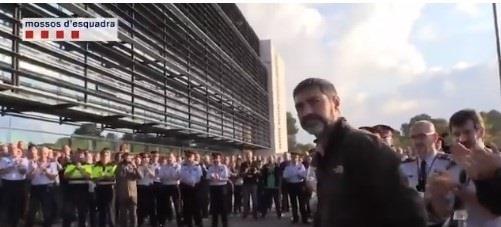 Ovación al mayor Josep Lluís Trapero a su llegada al complejo central policial | MOSSOS ep ovacionmayor josep lluis traperosu llegadacomplejo central policial