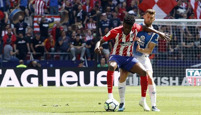 Thomas Partey protege el balón ante Baptistao en el Atlético-Espanyol de 2017 | ALBERTO MOLINA ep thomas partey protegebalonbaptistaoatletico-espanyol2017