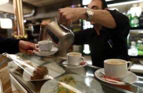 ep trabajador trabajando camarero bar autonomo consumo cafeteria cafe