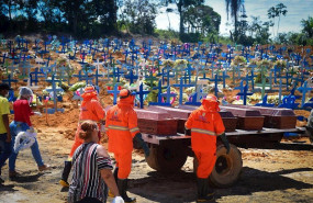 ep trabajadores del cementerio de manaos capital del estado de amazonas portando ataudes de victimas