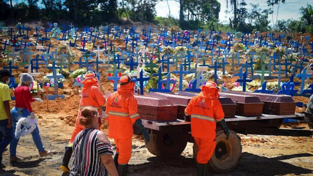 ep trabajadores del cementerio de manaos capital del estado de amazonas portando ataudes de victimas