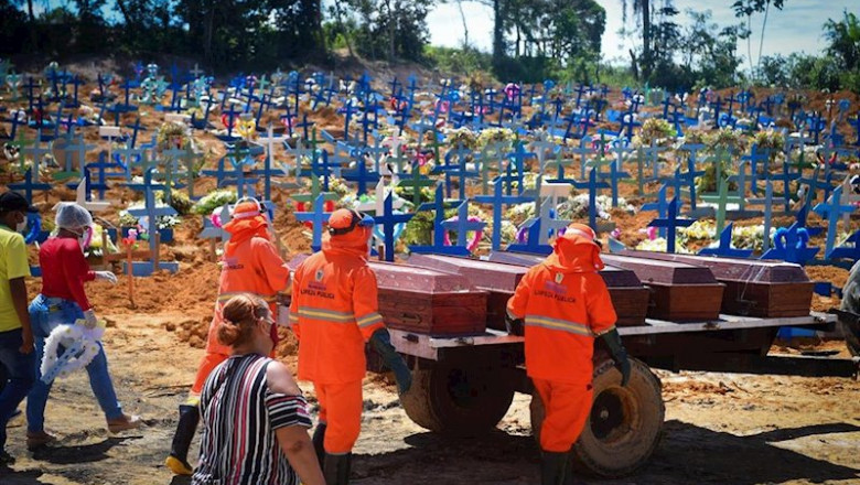 ep trabajadores del cementerio de manaos capital del estado de amazonas portando ataudes de victimas