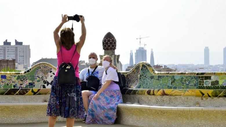Turistas en la plaza de la Natura del Park Güell de Barcelona | DAVID OLLER - EUROPA PRESS ep turistas en la plaza de la natura del park guell de barcelona