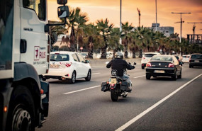 ep un camion una moto y un coche circulan por la ronda litoral de barcelona en una imagen de archivo