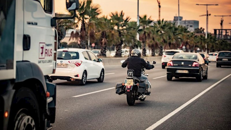 ep un camion una moto y un coche circulan por la ronda litoral de barcelona en una imagen de archivo ep un camion una moto y un coche circulan por la ronda litoral de barcelona en una imagen de archivo