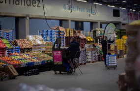 ep un hombre trabaja frente a un puesto de frutas en mercabarna en barcelona