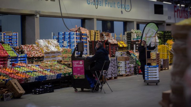 ep un hombre trabaja frente a un puesto de frutas en mercabarna en barcelona ep un hombre trabaja frente a un puesto de frutas en mercabarna en barcelona