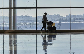 ep un pasajero camina por las instalaciones de la terminal 4 del aeropuerto madrid-barajas ep un pasajero camina por las instalaciones de la terminal 4 del aeropuerto madrid-barajas