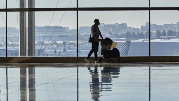 ep un pasajero camina por las instalaciones de la terminal 4 del aeropuerto madrid-barajas