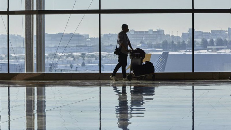Un pasajero camina por las instalaciones de la Terminal 4 del aeropuerto Madrid-Barajas | Jesús Hellín - Europa Press ep un pasajero camina por las instalaciones de la terminal 4 del aeropuerto madrid-barajas