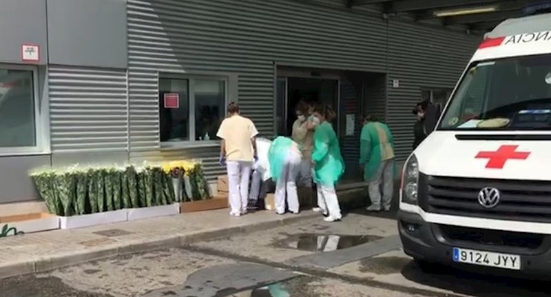 Una floristería regala cientos de ramos al Hospital del Henares, centros de mayores y policías de la zona | POLICÍA NACIONAL ep una floristeria regala cientos de ramos al hospital del henares centros de mayores y policias de