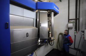 ep una operario controla la maquinaria de recogida de leche
