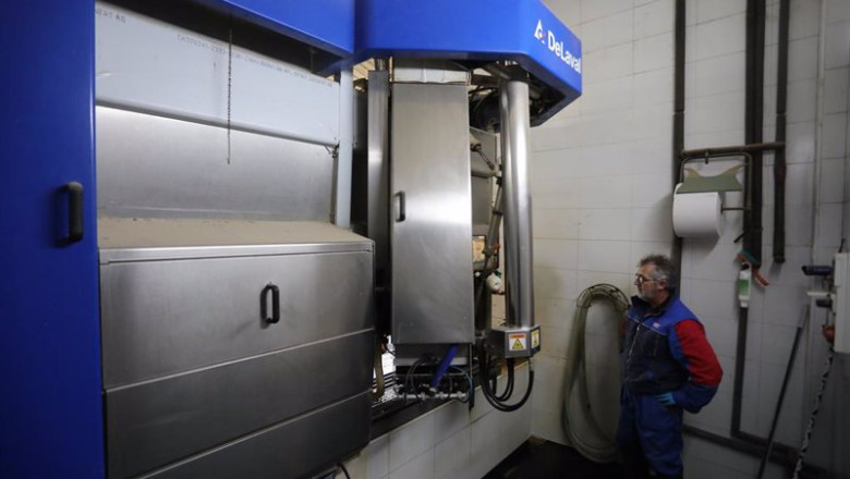 Una operario controla la maquinaria de recogida de leche | Isabel Infantes - Europa Press ep una operario controla la maquinaria de recogida de leche