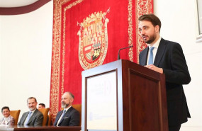 ep uno de los nuevos secretarios de la escuela diplomatica interviene durante el acto de entrega del