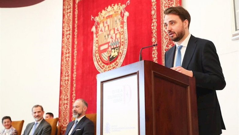 ep uno de los nuevos secretarios de la escuela diplomatica interviene durante el acto de entrega del