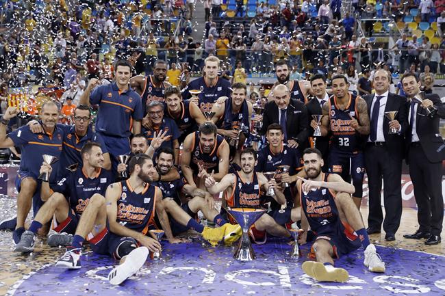 El Valencia Basket celebra el título de la Supercopa | ACB PHOTO ep valencia basket celebratitulola supercopa