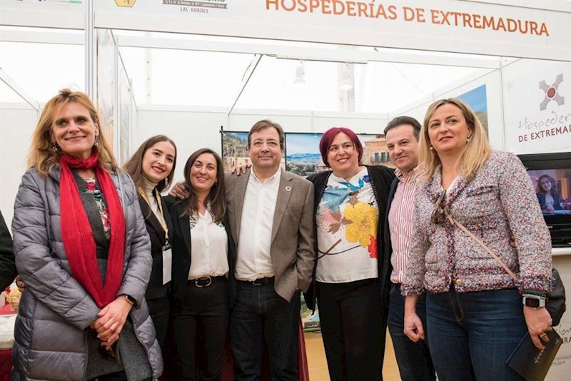ep vara y otras autoridades en la feria de apicultura y turismo de las hurdes