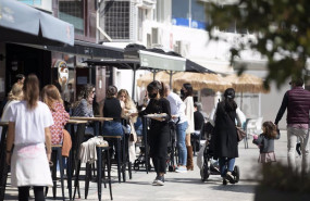 ep varias personas en una terraza de sanxenxo en pontevedra galicia espana